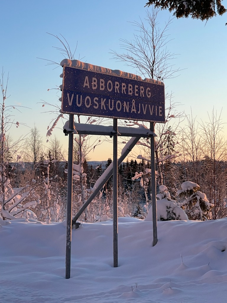 Vägskylt med texten Abborrberg / Vuoskuonåjvvie